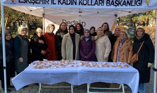 AK Parti Eskişehir Kadın Kolları üyeleri kandil simidi dağıttı