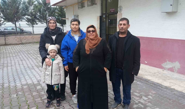 Akıl sağlığının bozuk olduğu iddia edilen yaşlı kadından polise satırlı saldırı girişimi