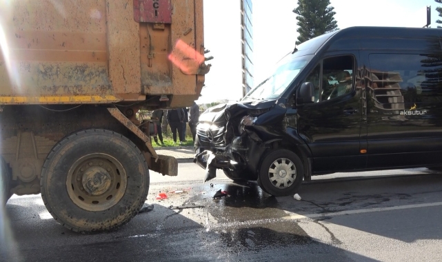 Alanya'da minibüs, hafriyat aracına arkadan çarptı: 2 yaralı