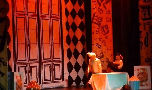 'Alice Müzikali' Maltepe'de sahnelendi
