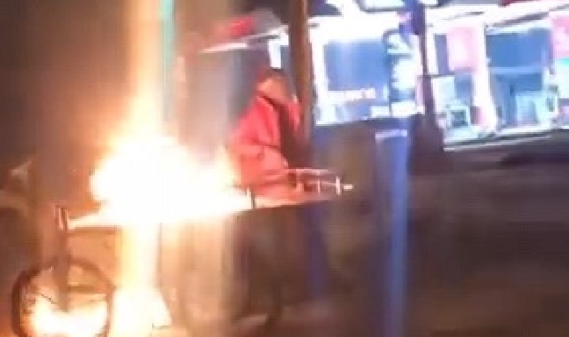 Alkollü şahıs ekmek teknesini ateşe verip başında oturdu