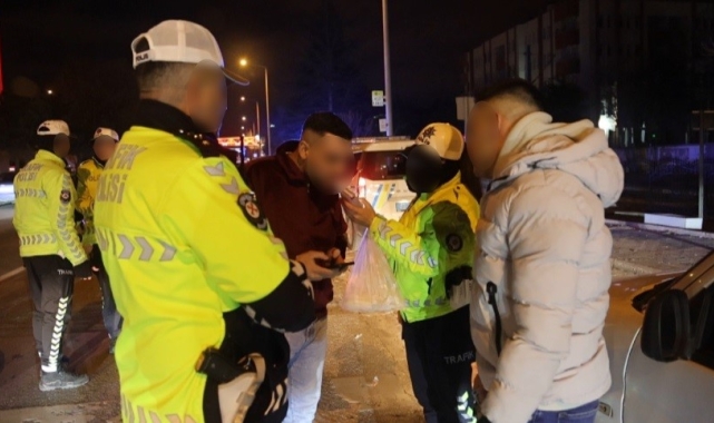 Alkollü sürücü ile yer değiştirdi, fark edip asıl sürücüye ceza kesen polise "İtiraz etmiyoruz ayıp" dedi