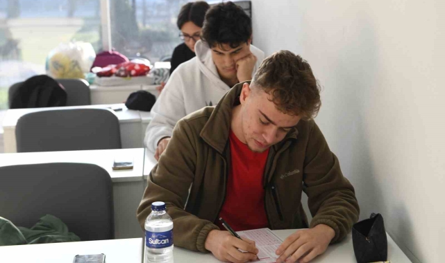 Altıeylül Belediyesi sınava hazırlanan gençlerin yanında