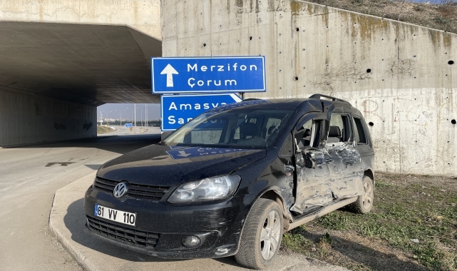 Amasya'da servis otobüsüyle çarpışan hafif ticari araçtaki 3 kişi yaralandı