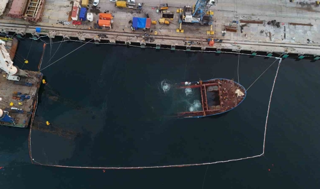 Ambarlı'da yan yatan gemi sualtında parçalanıyor