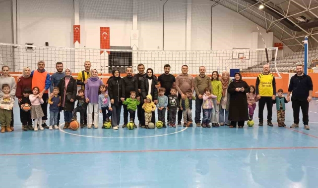 Anaokullu minikler babalarıyla birlikte spor yaptılar