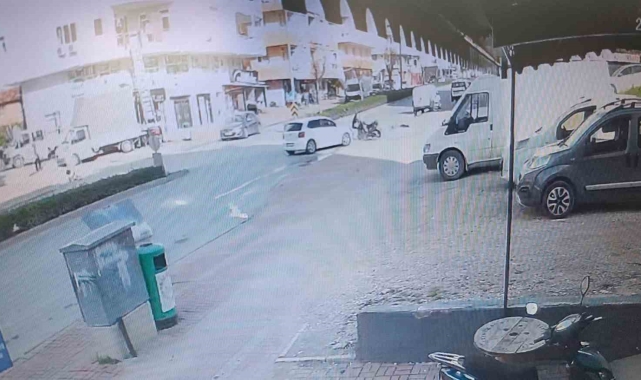 Aniden dönen otomobille çarpışan motosiklet sürücüsü ölümle burun buruna geldi