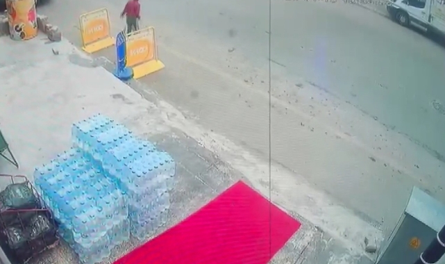 Aniden yola fırlayan çocuğa otomobil çarptı