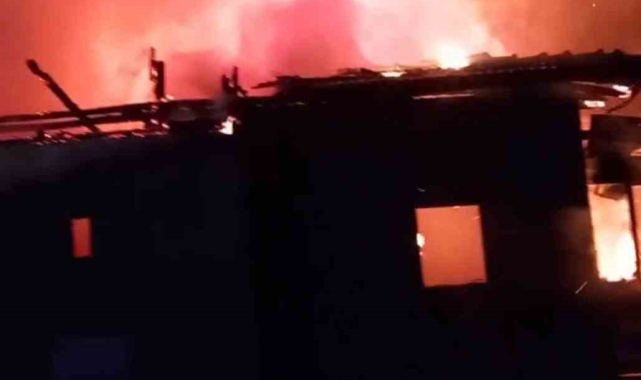 Ankara&#039;da alevlere teslim olan ahşap ev küle döndü