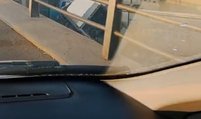 Ankara'da kontrolden çıkan kargo tırı köprü duvarına çarptı