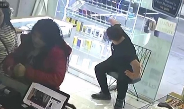Anne ve kızı satıcıyı oyaladı, oğlu ve küçük kızı ise telefonları çaldı