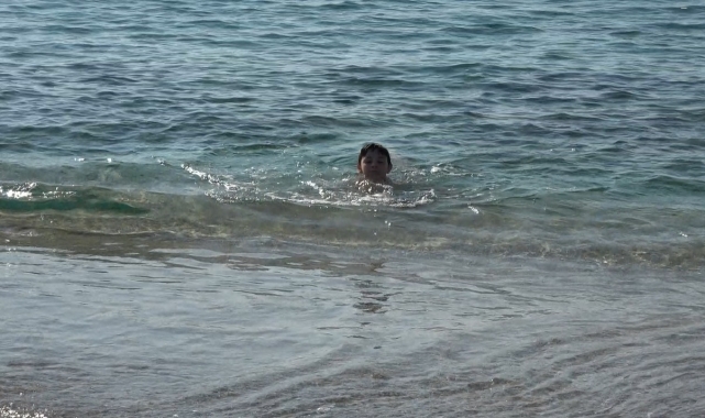 Antalya kışa meydan okumaya devam ediyor