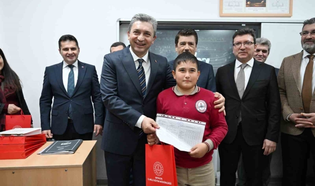 Antalya'da 500 bin 164 öğrenci karne heyecanı yaşadı