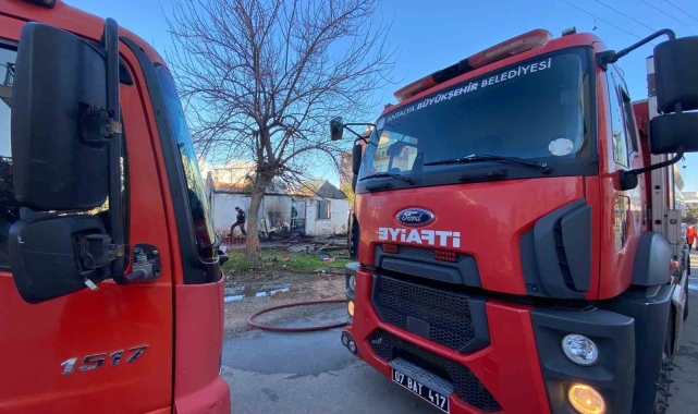 Antalya'da ev alev alev yandı, dumanlar gökyüzünü kapladı