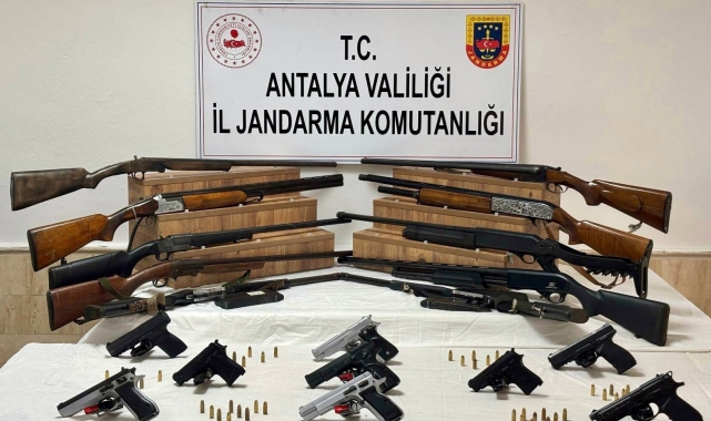 Antalya'da ruhsatsız silah operasyonu