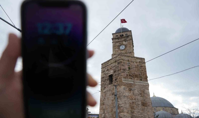 Antalya'nın tarihi Saat Kulesi'nde zamana meydan okuyamayan saat: "Bir tık geriden geliyor"
