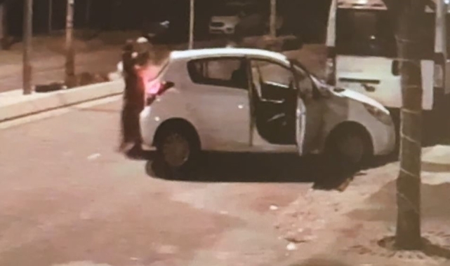 Arnavutköy'de park halindeki minibüse çarpan sürücü yer değiştirip kaçtı