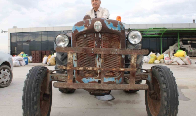 Aydınlı fabrikatör, parasızlıktan değil hatırasından dolayı 66 yıllık traktörü kullanıyor
