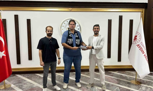 Aydınspor taraftarlarından &#039;kırmızı kart&#039; tepkisi