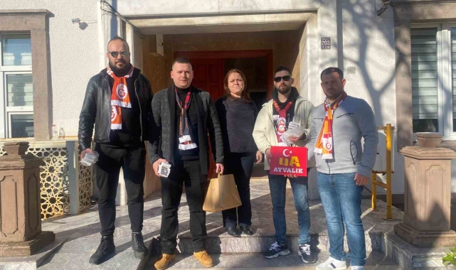 Ayvalık'ta Galatasaray'ın taraftar grubundan Alzheimer hastalarına anlamlı destek