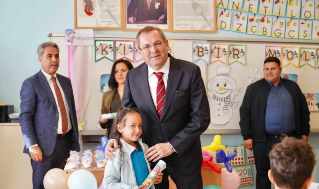 Ayvalık'ta öğrencilerin karne heyecanı