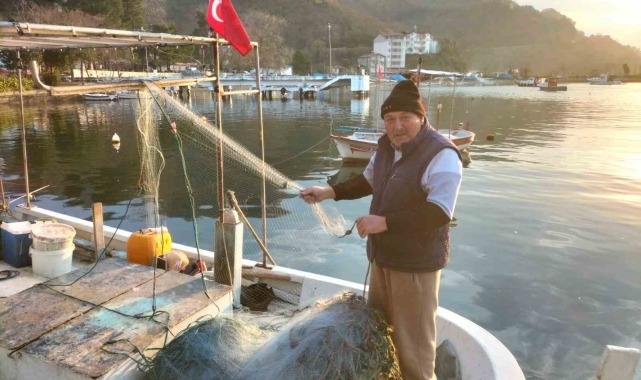 Baba yadigarı tekne ile 40 yıldır balıkçılık yapıyor