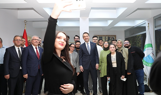 Bakan Bayraktar, üniversite öğrencileriyle buluştu