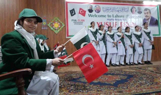 Bakan Tekin, Pakistan&#039;da Kınnaırd Kız Lisesi&#039;ni ziyaret etti