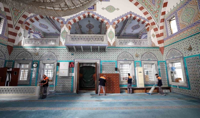 Bakırköy Belediyesi ibadethaneleri dip köşe temizliyor