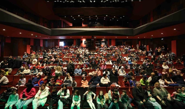 Bakırköylü öğrenciler sömestirde tiyatroya doydu