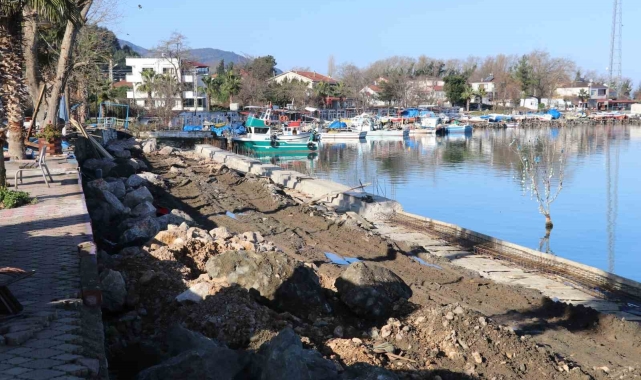 Balıkçı barınağının kaçak yapıları yıkıldı, yenilme çalışması başlatıldı