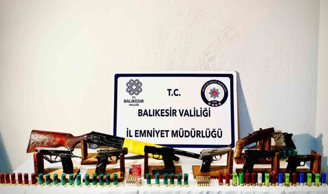 Balıkesir'de şafak operasyonu: 13 ikamete eş zamanlı baskın