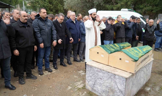 Balıkesir'deki yangında ölen kardeşler toprağa verildi