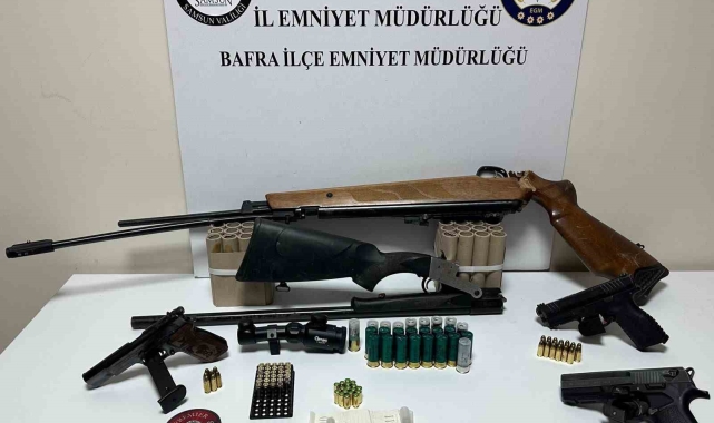 Balkondan silahla ateş açan şahsın evinde çok sayıda silah ele geçirildi