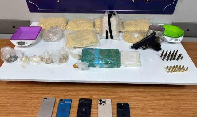 Başakşehir'de iş yerine silahlı saldırı düzenleyen zanlılar polis takibinde yakalandı