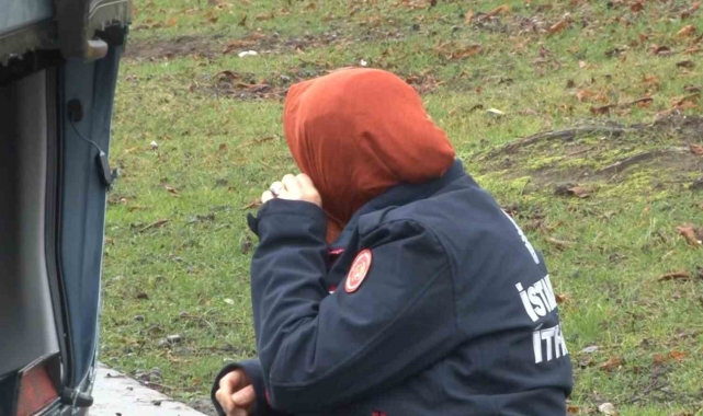 Başakşehir'de ters dönen otomobildeki 3 kişi burnu bile kanamadan kurtuldu