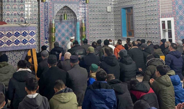 Başkale, yeni yılın ilk sabahında camilerde buluştu