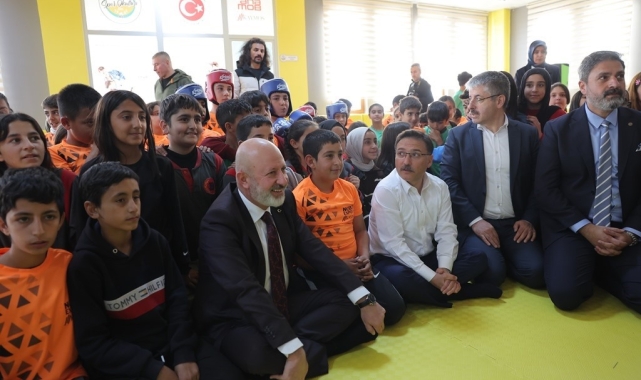 Başkan Çolakbayrakdar'dan Boztepe'ye voleybol ve halı saha müjdesi