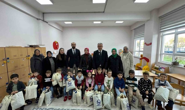 Başkan Elbi öğrencilere mont ve bot hediye etti