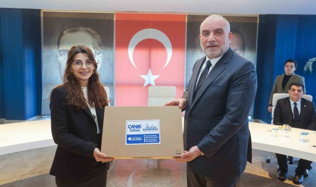Başkan İbrahim Sandıkçı'dan öğretmenlere laptop