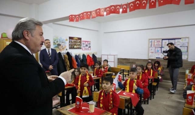 Başkan Palancıoğlu, çocukların karne heyecanına ortak oldu