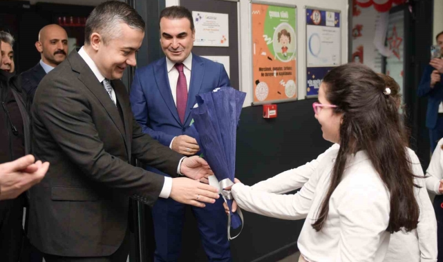 Başkan Vekili Aksoy öğrencilerin karne heyecanına ortak oldu