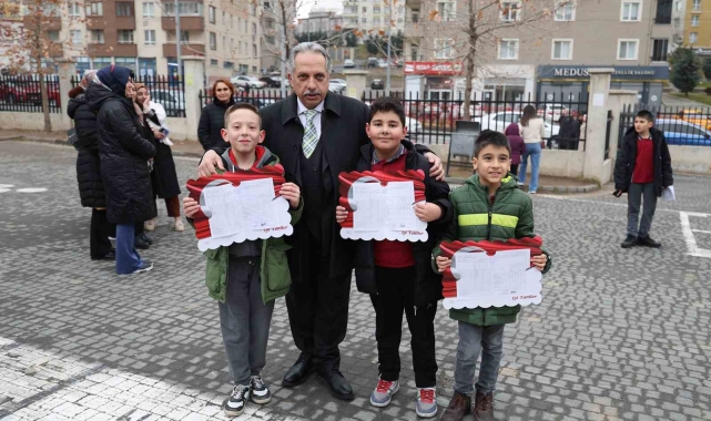 Başkan Yalçın öğrencilerin karne sevincinde