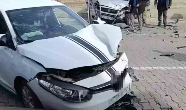 Batman'da hafif ticari araç ile otomobil çarpıştı: 2 yaralı