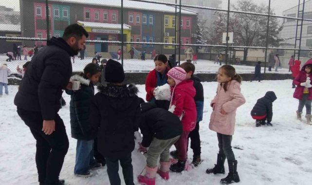 Batman'da kar yağışıyla birlikte çocuklar gönüllerince eğlendi