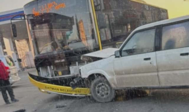 Batman&#039;da yolcu otobüsü ile hafif ticari araç çarpıştı
