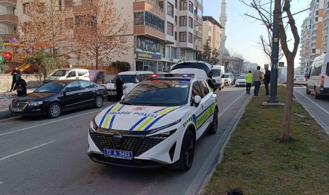 Batman'da yolun karşı tarafına geçmeye çalışan vatandaşa otomobil çarptı