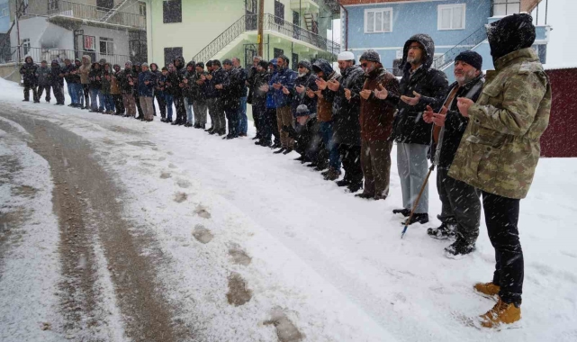 Bayburt'ta 32 yıl önce çığ felaketinde hayatını kaybedenler kar yağışı altında dualarla anıldı