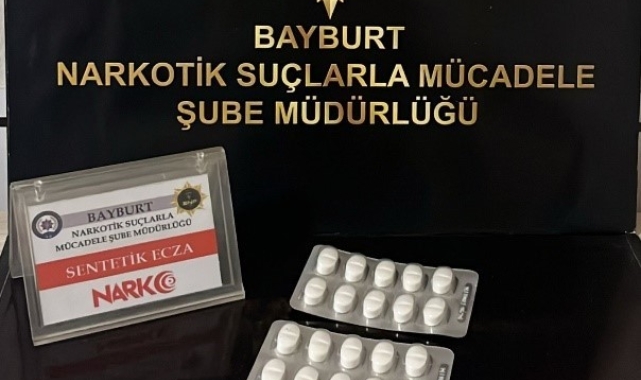 Bayburt'ta arama yapılan bir şüphelinin üzerinden 30 sentetik ecza maddesi çıktı