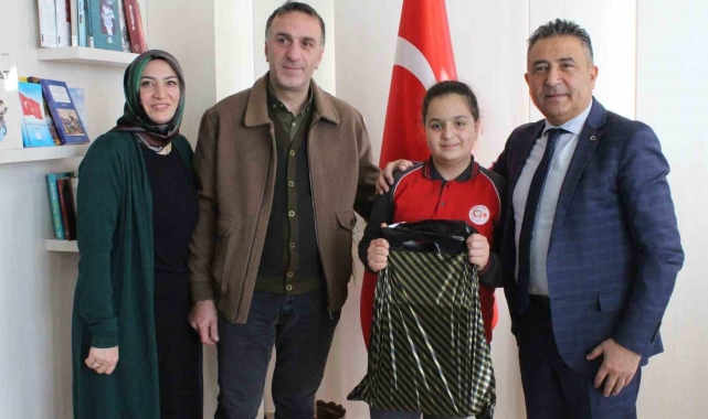 Bayburt'ta düzenlenen İstiklal Marşı'nı güzel okuma yarışmasında dereceye giren öğrenciler ödüllendirildi